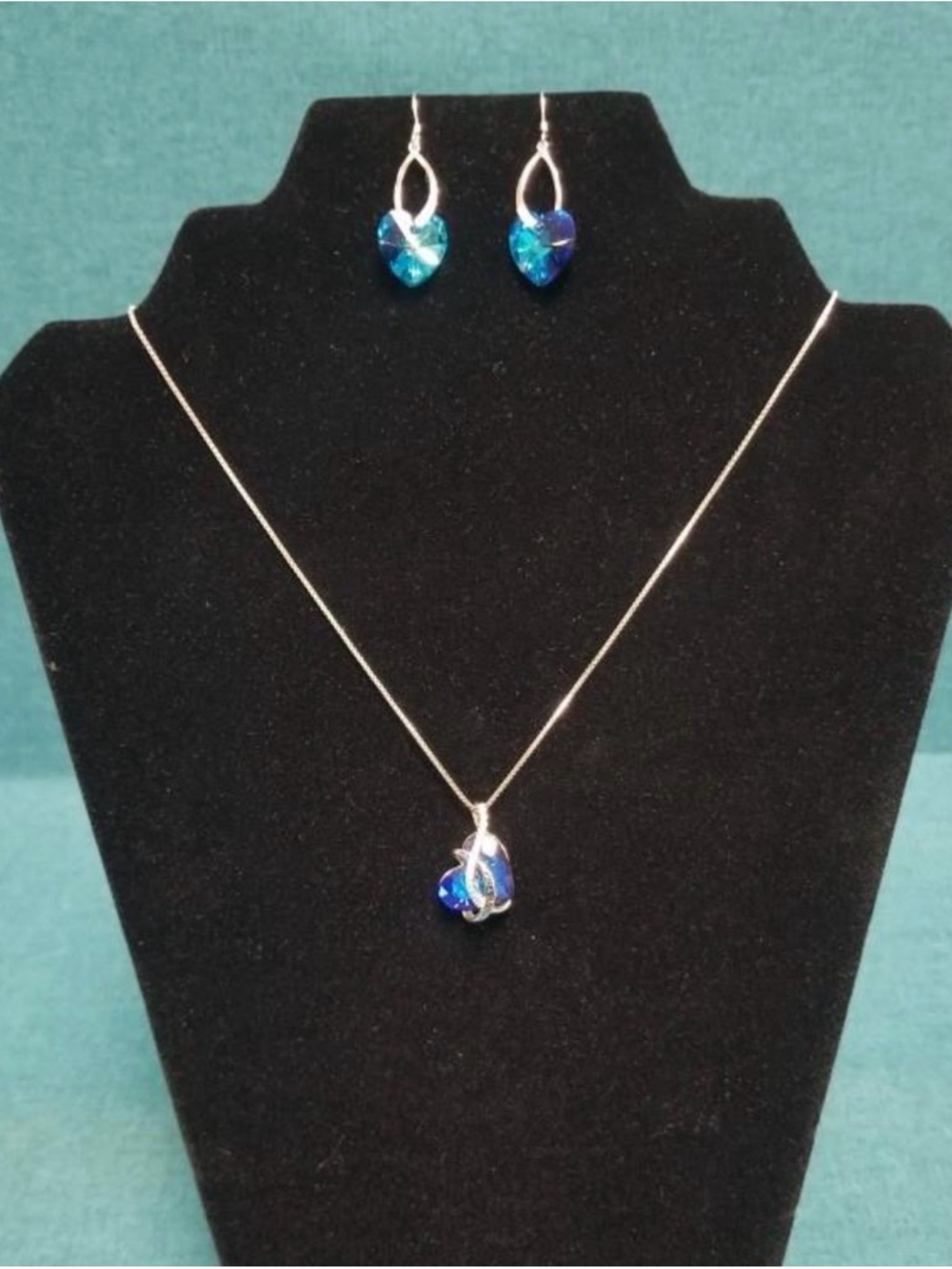 925 Silver 18" Box Chain Blue Heart Pendant w/ Matching Earrings 11.5g
Total